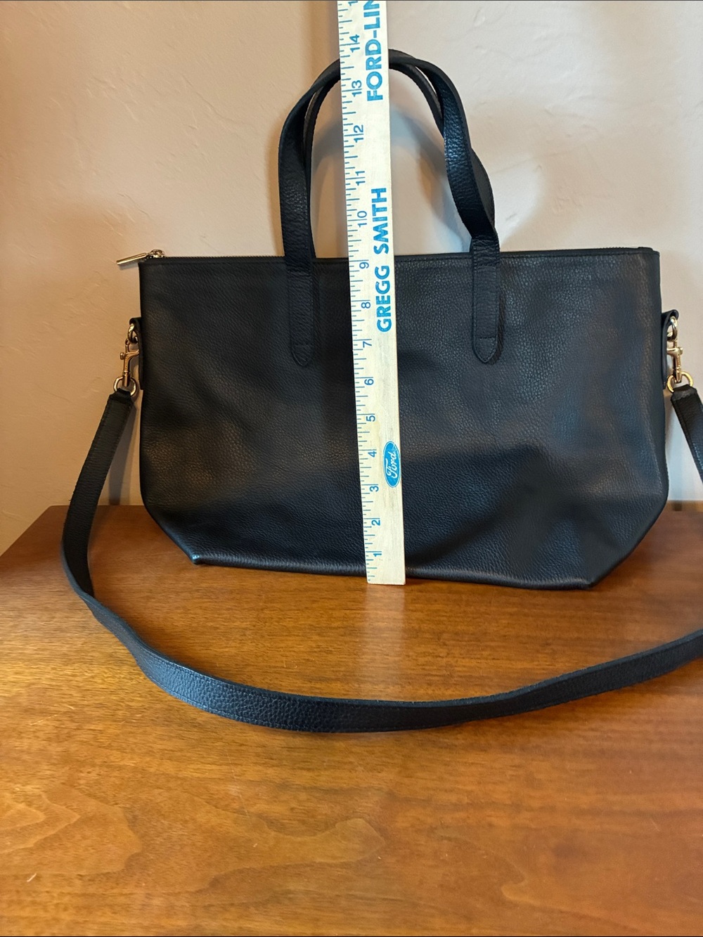 Cuyana Classic Black Leather Tote Bag with Removable Strap - Picture 2 of 7